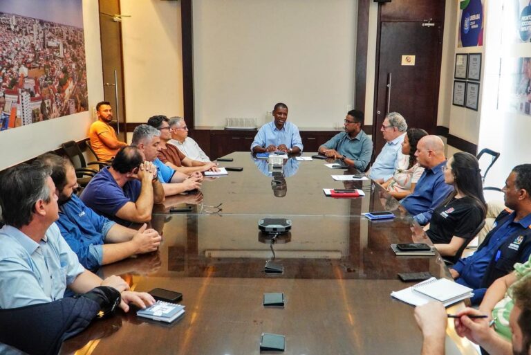 2026.02.23 Mauricinho-coordena-reuniao-sobre-arborizacao-Foto-Divulgacao-PMU-768x513